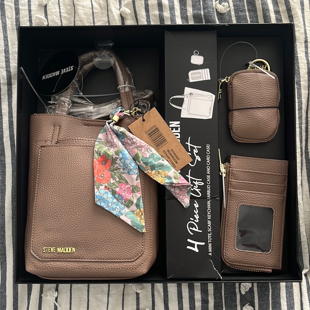 Steve Madden 4 Piece Gift Set